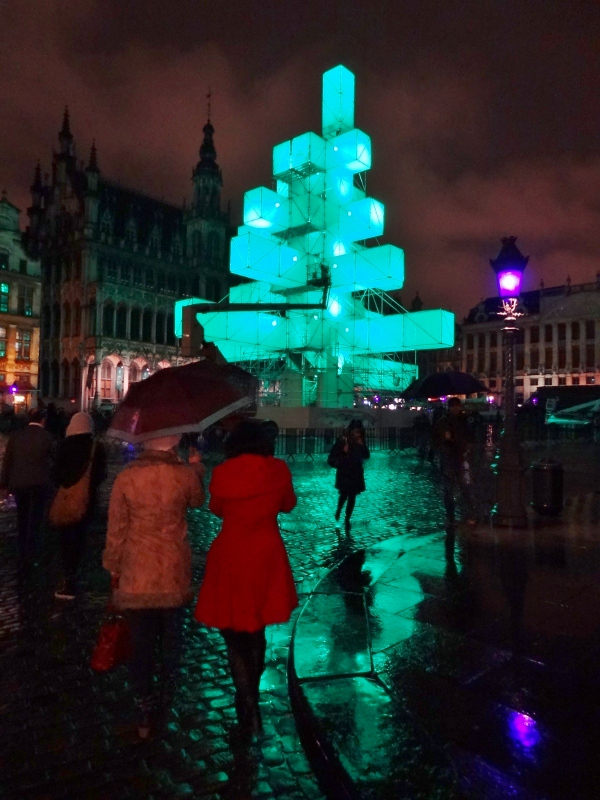 brussels-christmas-tree-in-grand-place-9609-600x800