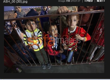 niños "palestinos" encerrados tras las rejas, sin cargo judicial siendo cruelmente torturados por la perfidia sionista al tener que esperar para entrar en una atraccion