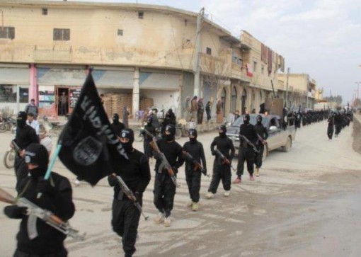 ISIS desfilando por la ciuad de Tal Abyad Siria