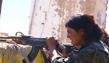 Las mujeres suponen una buena parte de los efectivos de las YPG que están combatiendo al ISIS en el Kurdistán sirio. (Imagen: captura de pantalla de un vídeo de Mirava News).