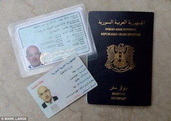 Fácil: Nuestro reportero fue capaz de adquirir los $ 2,000 plazo de los documentos dentro de sólo cuatro días de los delincuentes. Por encima se pasaporte sirio, permiso de conducir y la tarjeta de identidad Read more: http://www.dailymail.co.uk/news/article-3235320/PASSPORT-TERROR-MailOnline-reporter-buys-Syrian-papers-sold-ISIS-fighters-sneaking-Europe-hidden-refugees.html#ixzz3mFRGlpUf  Follow us: @MailOnline on Twitter | DailyMail on Facebook