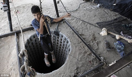 Gazati entrando a un tunel de contrabando