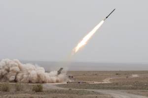Misil lanzado durante ejercicio militar iraní. (AP / Hadi Yazdani)