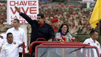 Cilia Flores, de 62 años y a la que Maduro llama la "primera combatiente", juega un rol político de primer nivel en el gobierno de su esposo.