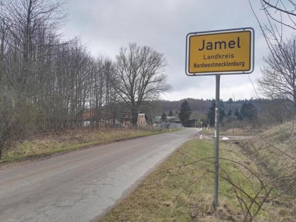La entrada de Jamel, el pueblo nazi en la Alemania actual (Antonio Martínez).