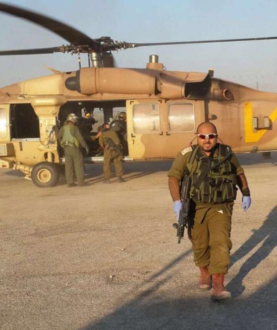 Mohammed Shibli musulmán de las IDF ante un helicoptero