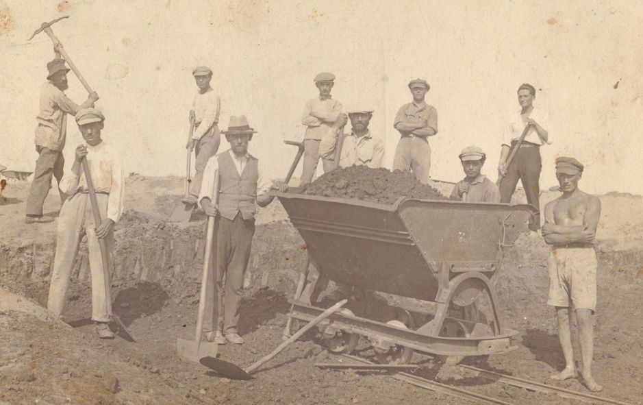 un-grupo-de-pioneros-judios-construye-una-carretera-en-1921